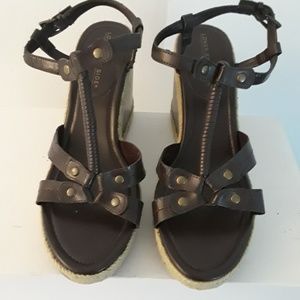 Woman's wide-width sandals